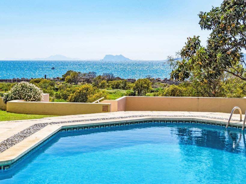 Piso de 2 Dormitorios y 2 Baños en venta en La Alqueria, Estepona