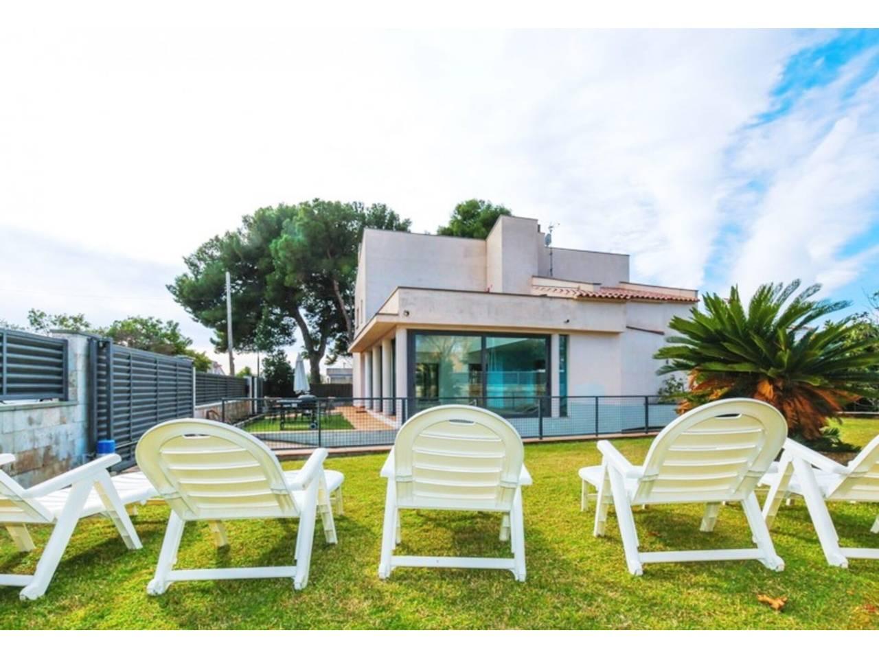 Casa Adosada de 5 Dormitorios y 4 Baños en venta en Cambrils