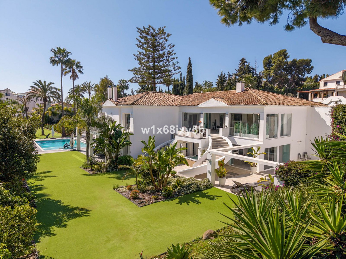 10 спални, 10 бани - Вила за продажба в Atalaya, Estepona
