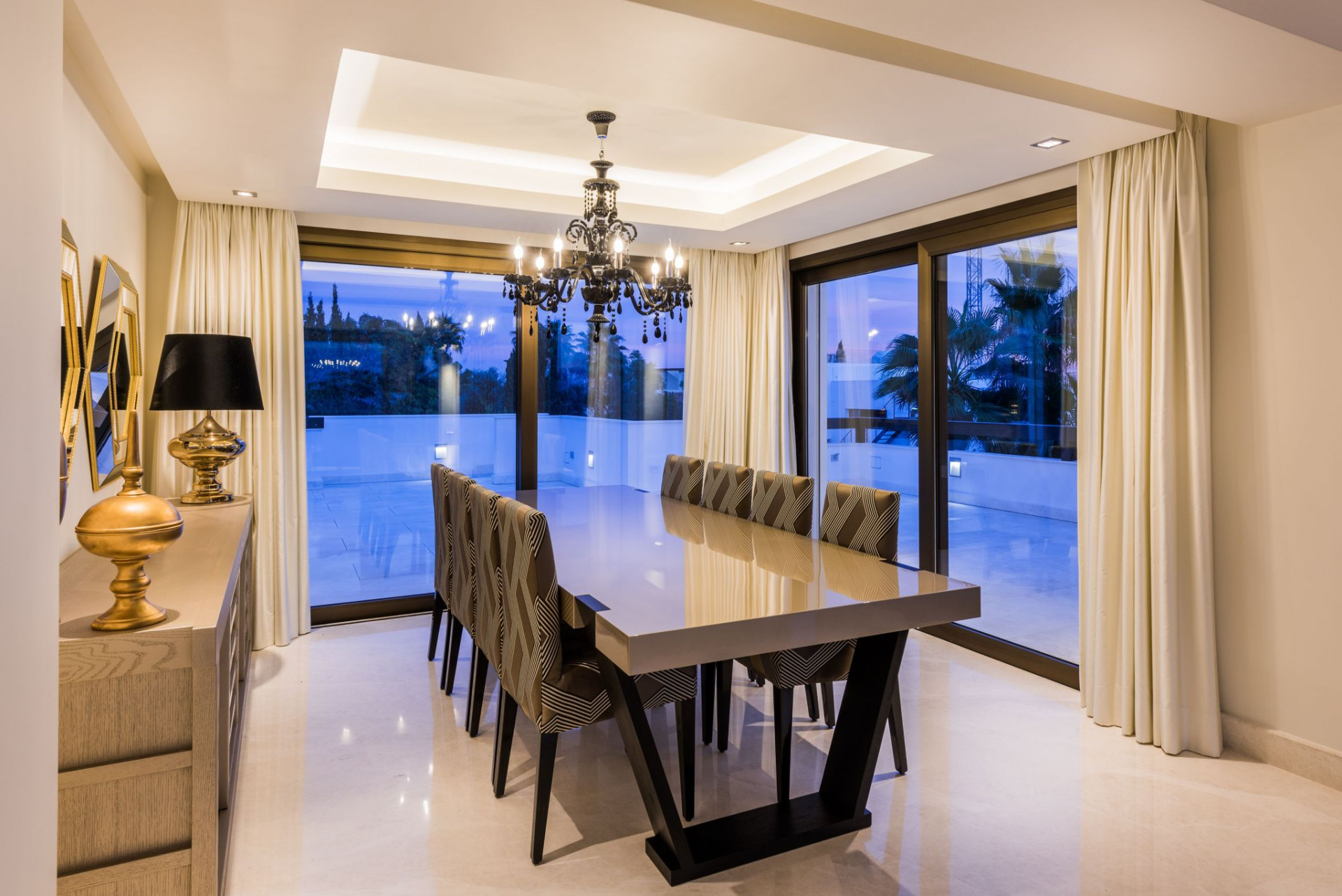 Casa de 6 Dormitorios y 7 Baños en alquiler en Milla de Oro, Marbella