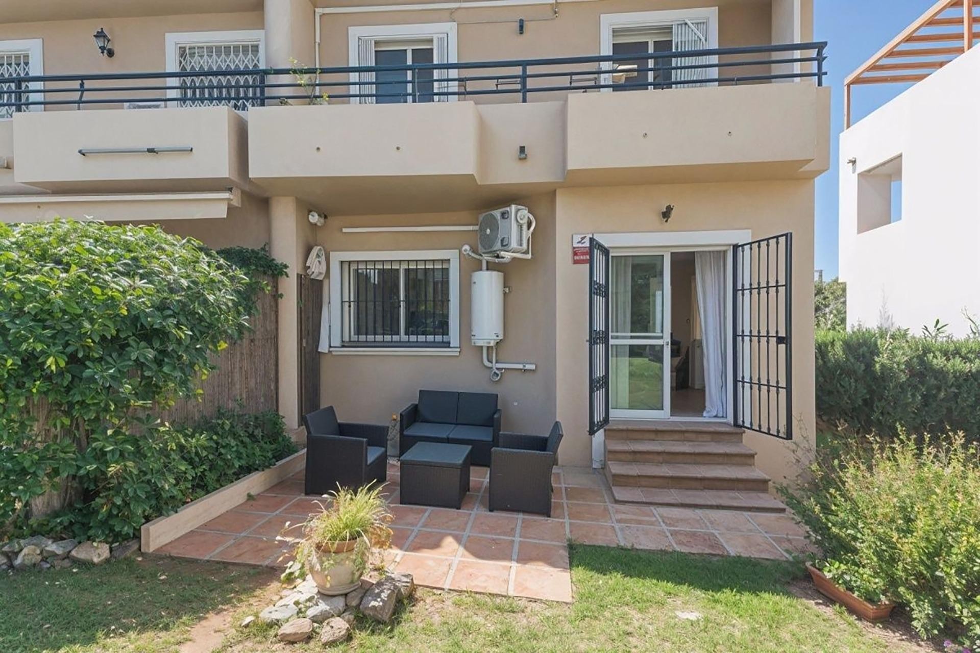 Casa Adosada de 3 Dormitorios y 3 Baños en venta en Artola, Marbella