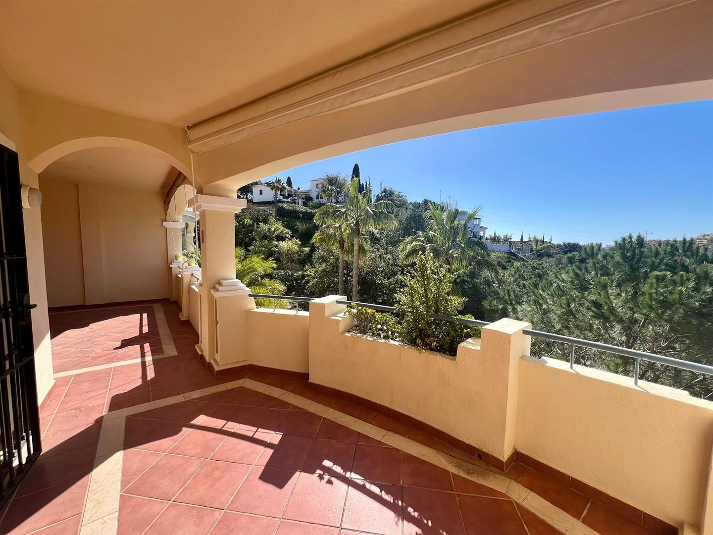 Piso de 2 Dormitorios y 2 Baños en venta en Elviria, Marbella