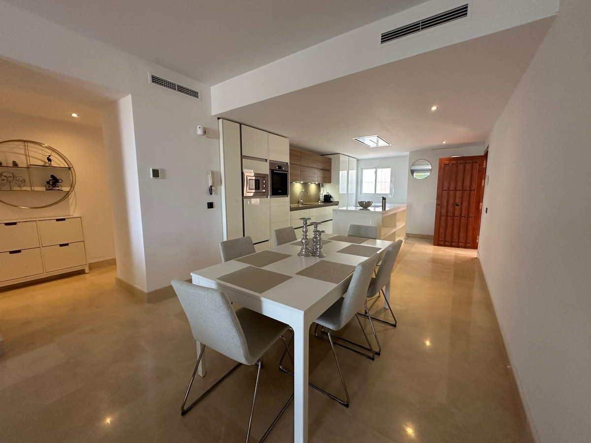 Piso de 2 Dormitorios y 2 Baños en venta en Nueva Andalucía, Marbella