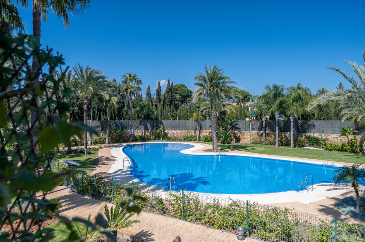 Piso de 2 Dormitorios en venta en Nueva Andalucía, Marbella