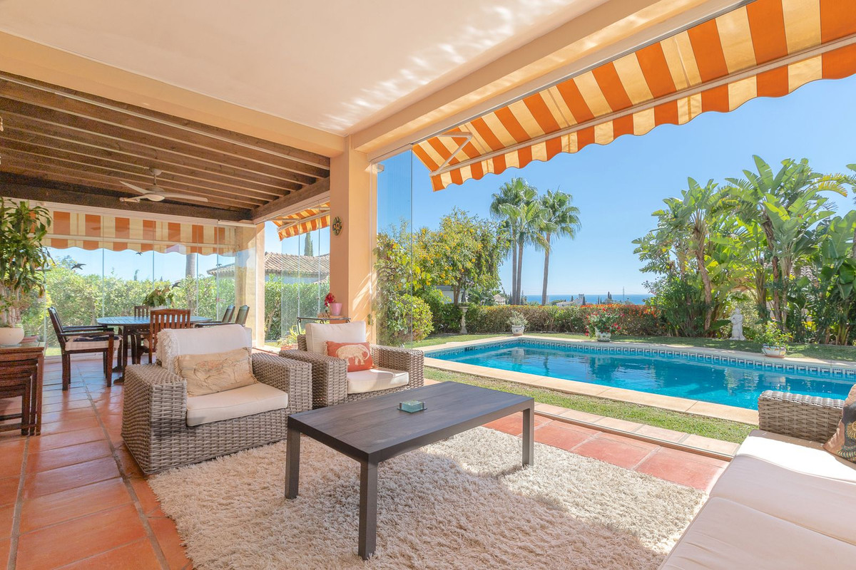 Casa de 5 Dormitorios y 4 Baños en venta en Elviria, Marbella