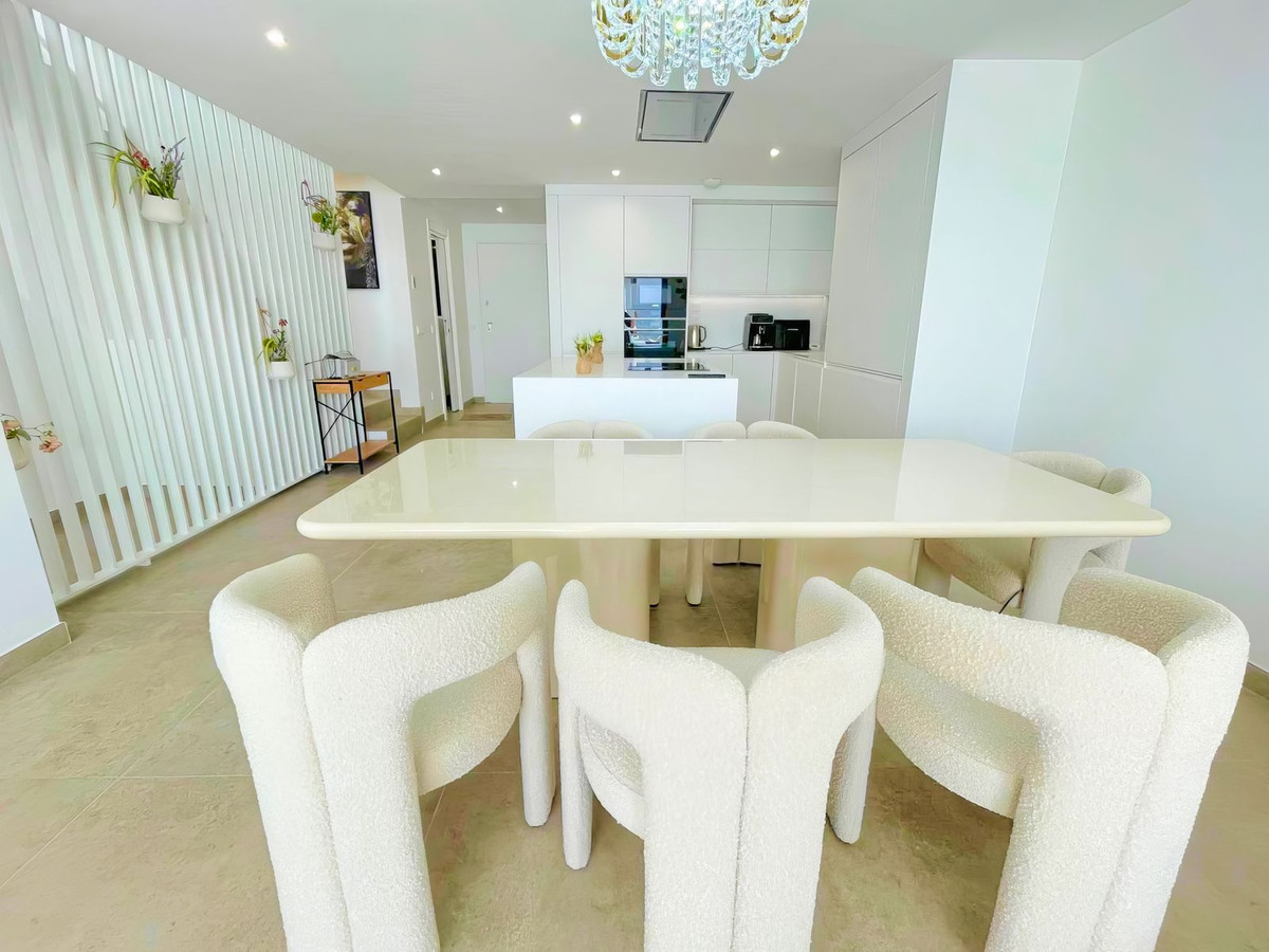 Ático de 4 Dormitorios en venta en Nueva Milla de Oro, Estepona