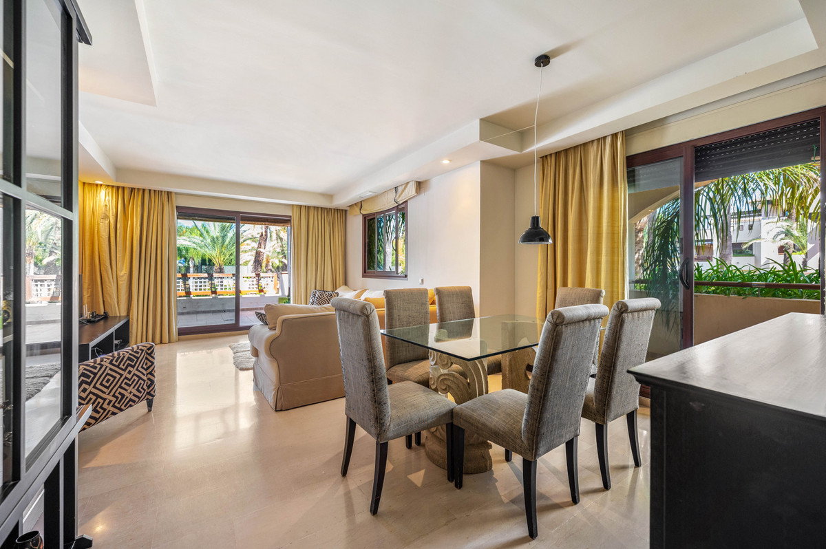 Piso de 2 Dormitorios en venta en Nueva Andalucía, Marbella