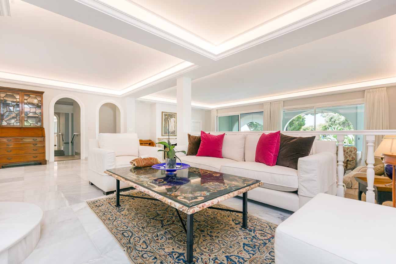 Casa de 6 Dormitorios en venta en Río Real, Marbella