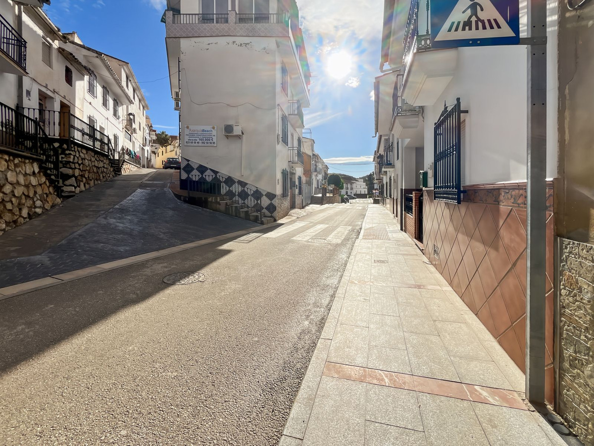 Casa Adosada de 9 Dormitorios y 5 Baños en venta en Riogordo