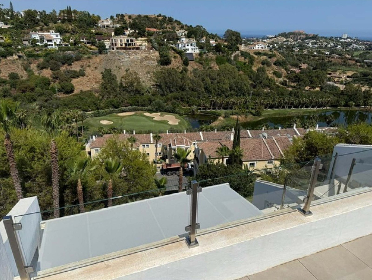 Ático de 2 Dormitorios y 2 Baños en venta en La Quinta, Benahavís