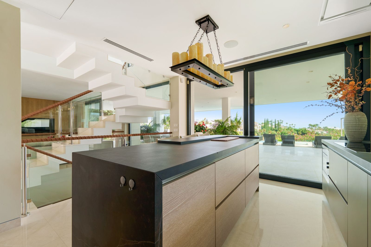 Casa de 5 Dormitorios y 6 Baños en venta en Nueva Andalucía, Marbella