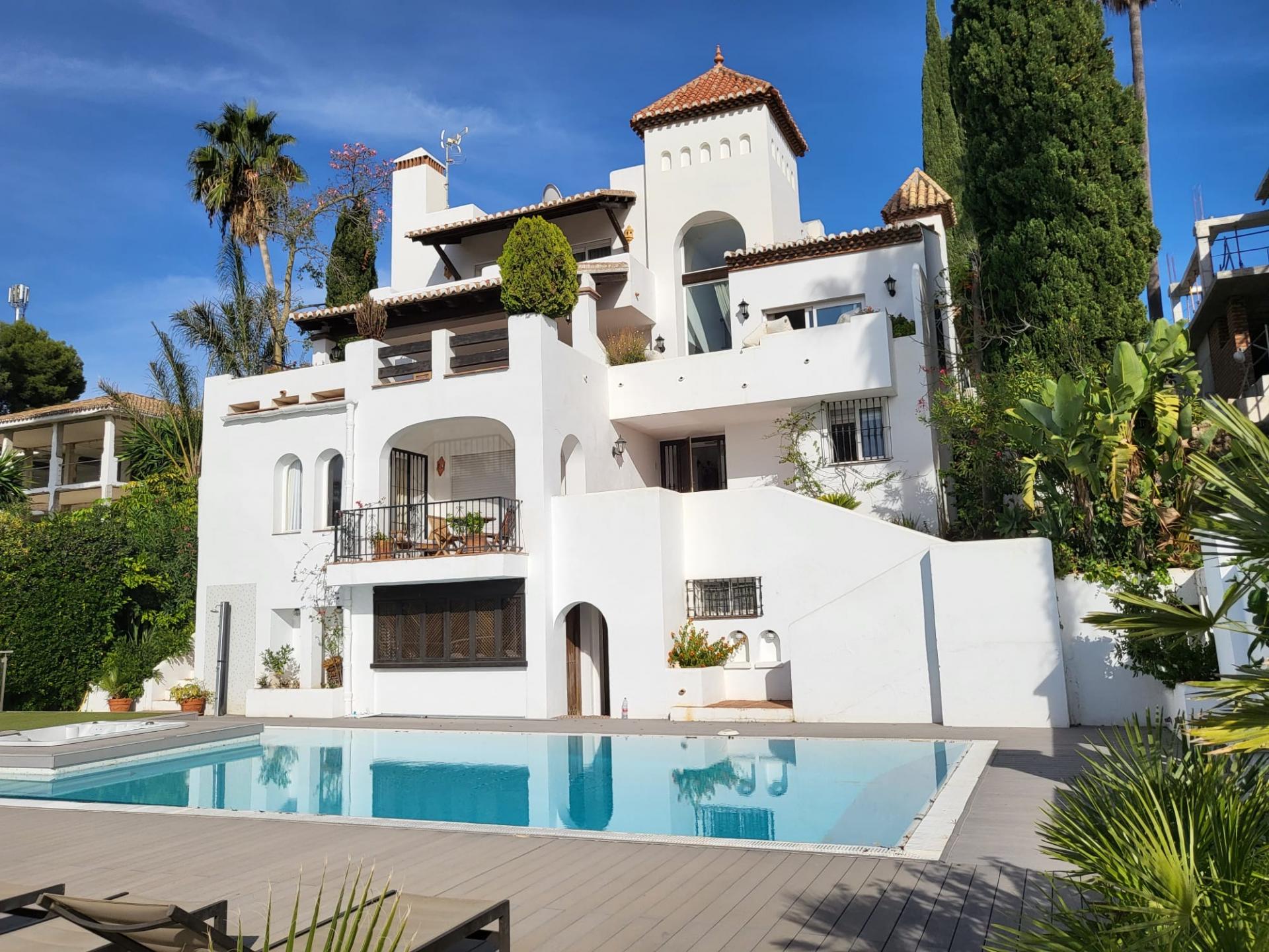 6 спални, 4 бани - Вила за продажба в Nueva Andalucia, Marbella