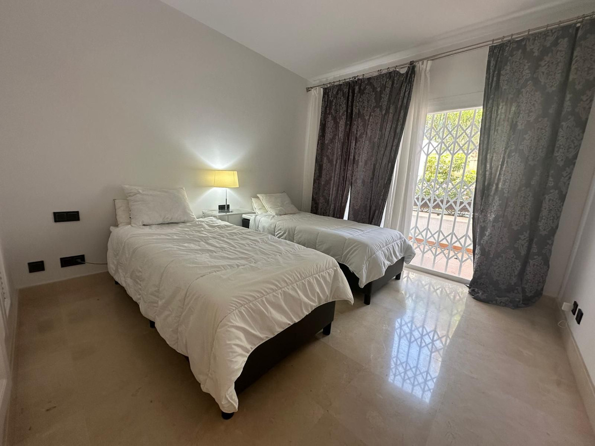 Piso de 2 Dormitorios y 2 Baños en venta en Nueva Andalucía, Marbella