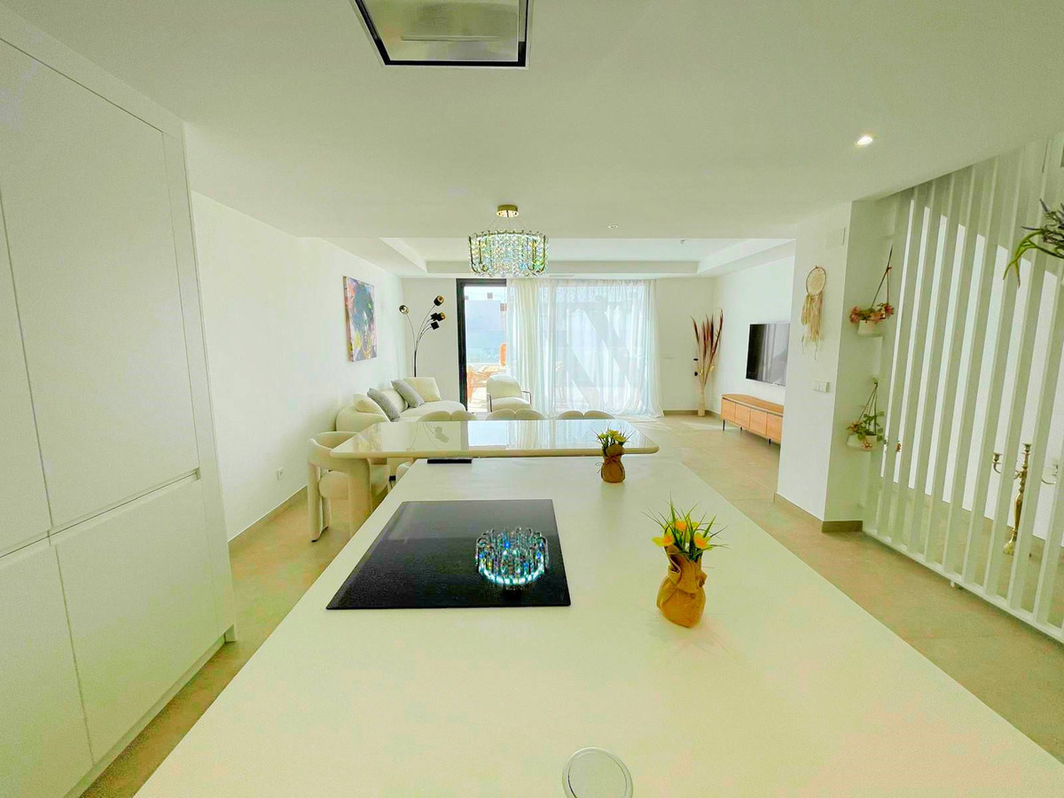 Ático de 4 Dormitorios en venta en Nueva Milla de Oro, Estepona