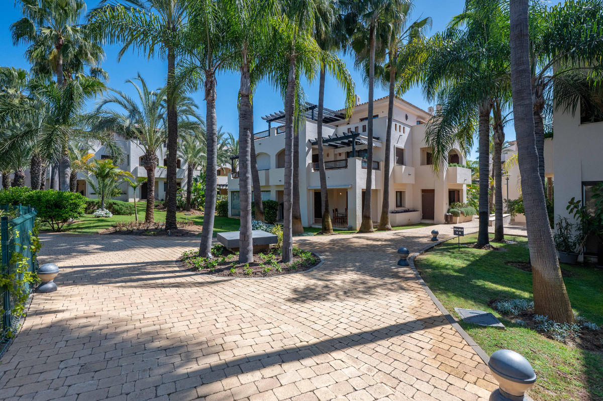 Piso de 2 Dormitorios en venta en Nueva Andalucía, Marbella