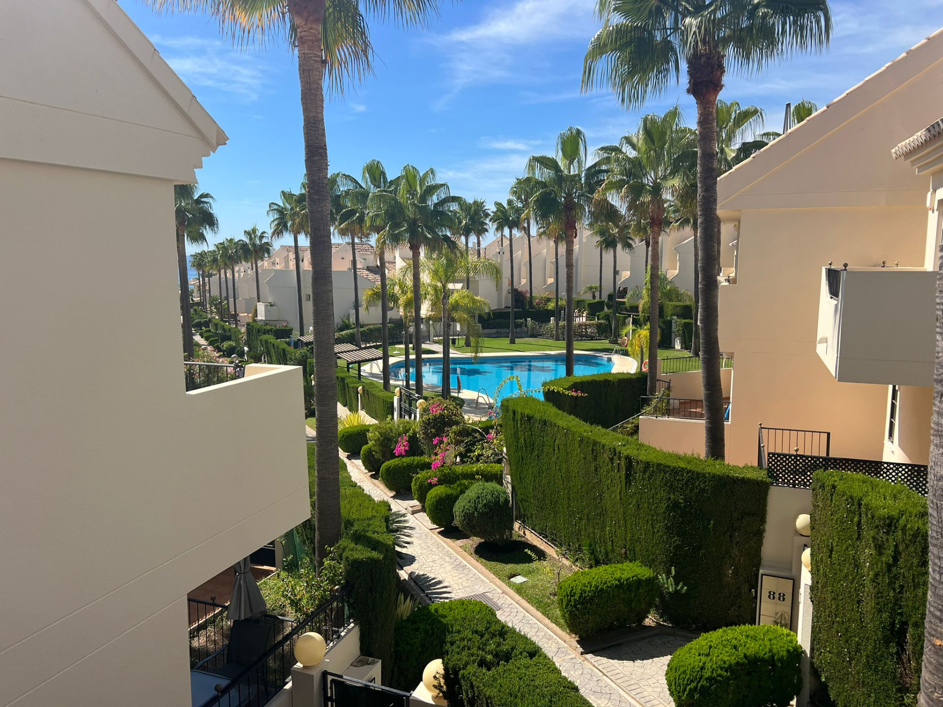 Casa Adosada de 3 Dormitorios en venta en Costabella, Marbella