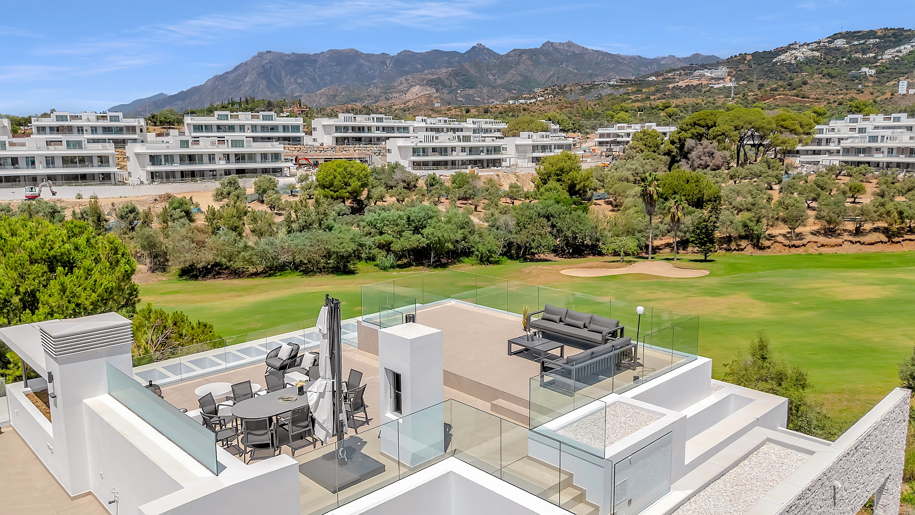 Casa de 5 Dormitorios y 5 Baños en venta en Los Monteros, Marbella