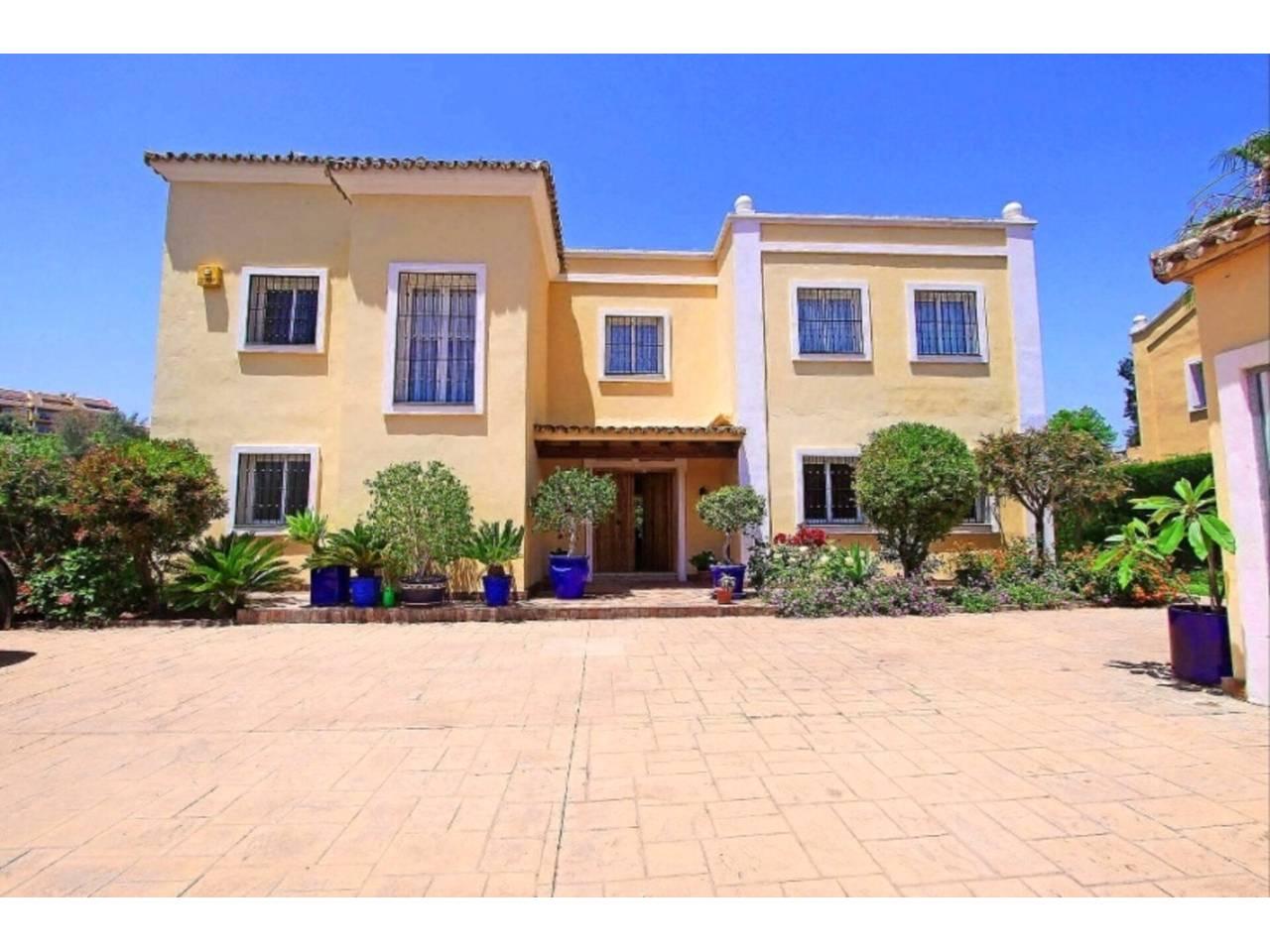 5 Bed - Townhouse for Sale in La Alqueria, Estepona