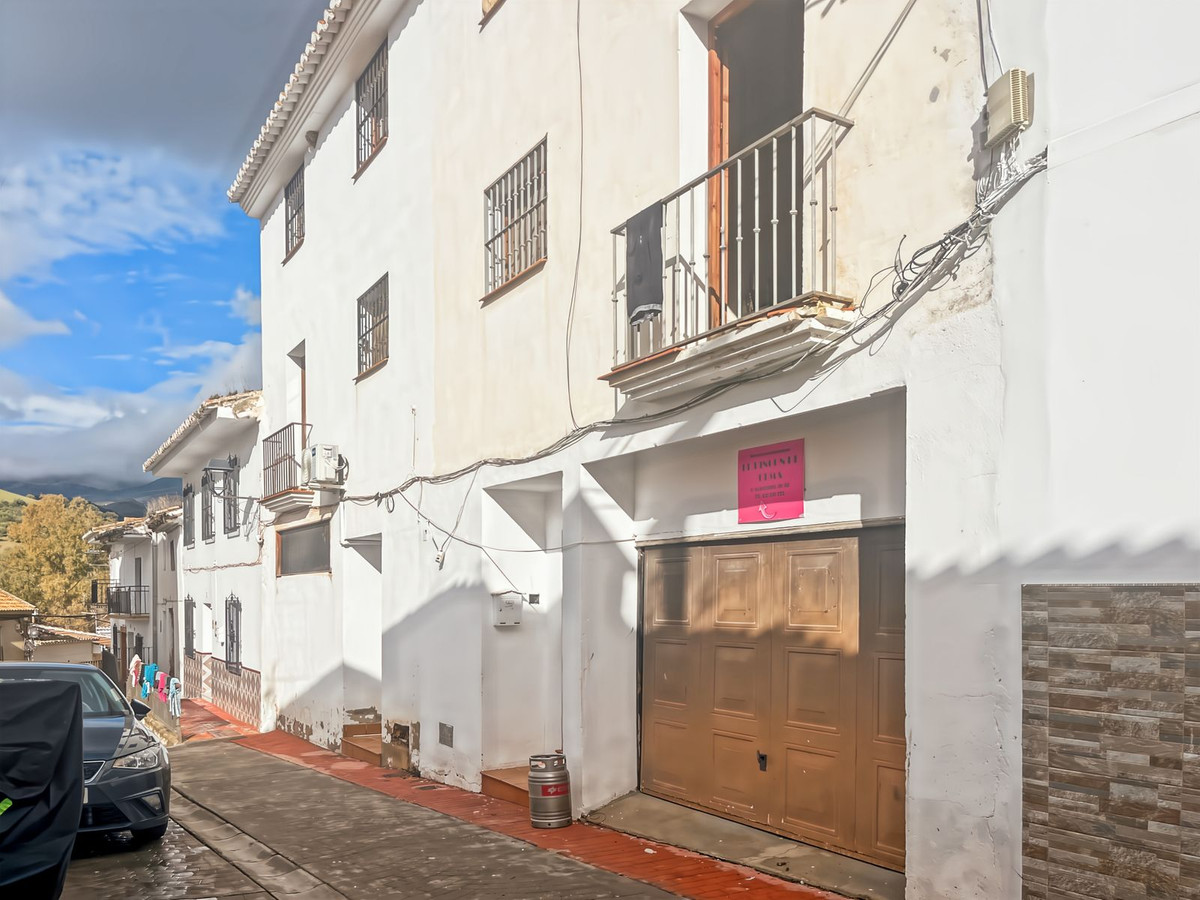 Casa Adosada de 9 Dormitorios y 5 Baños en venta en Riogordo