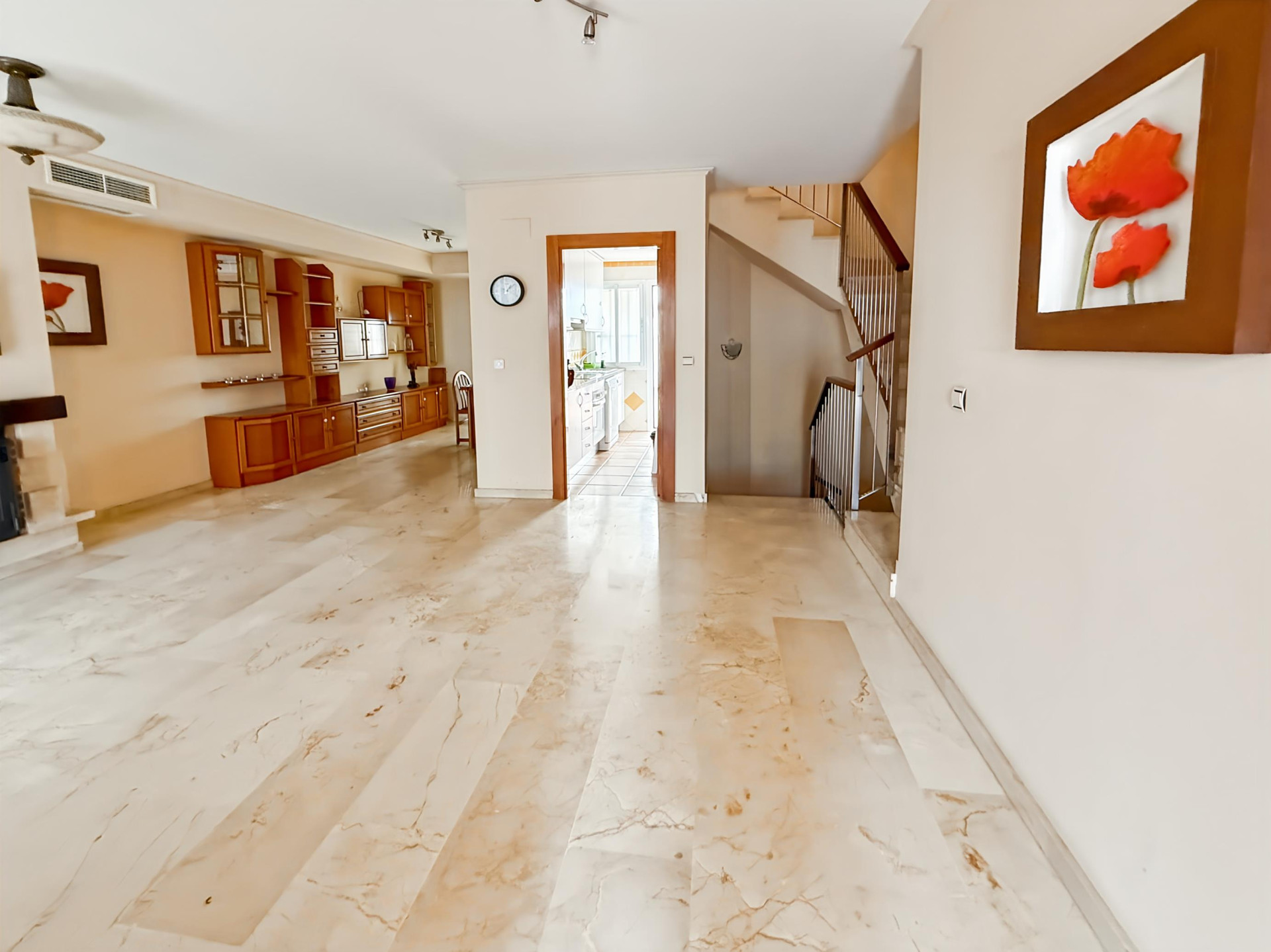 Casa Adosada de 3 Dormitorios en venta en Costabella, Marbella