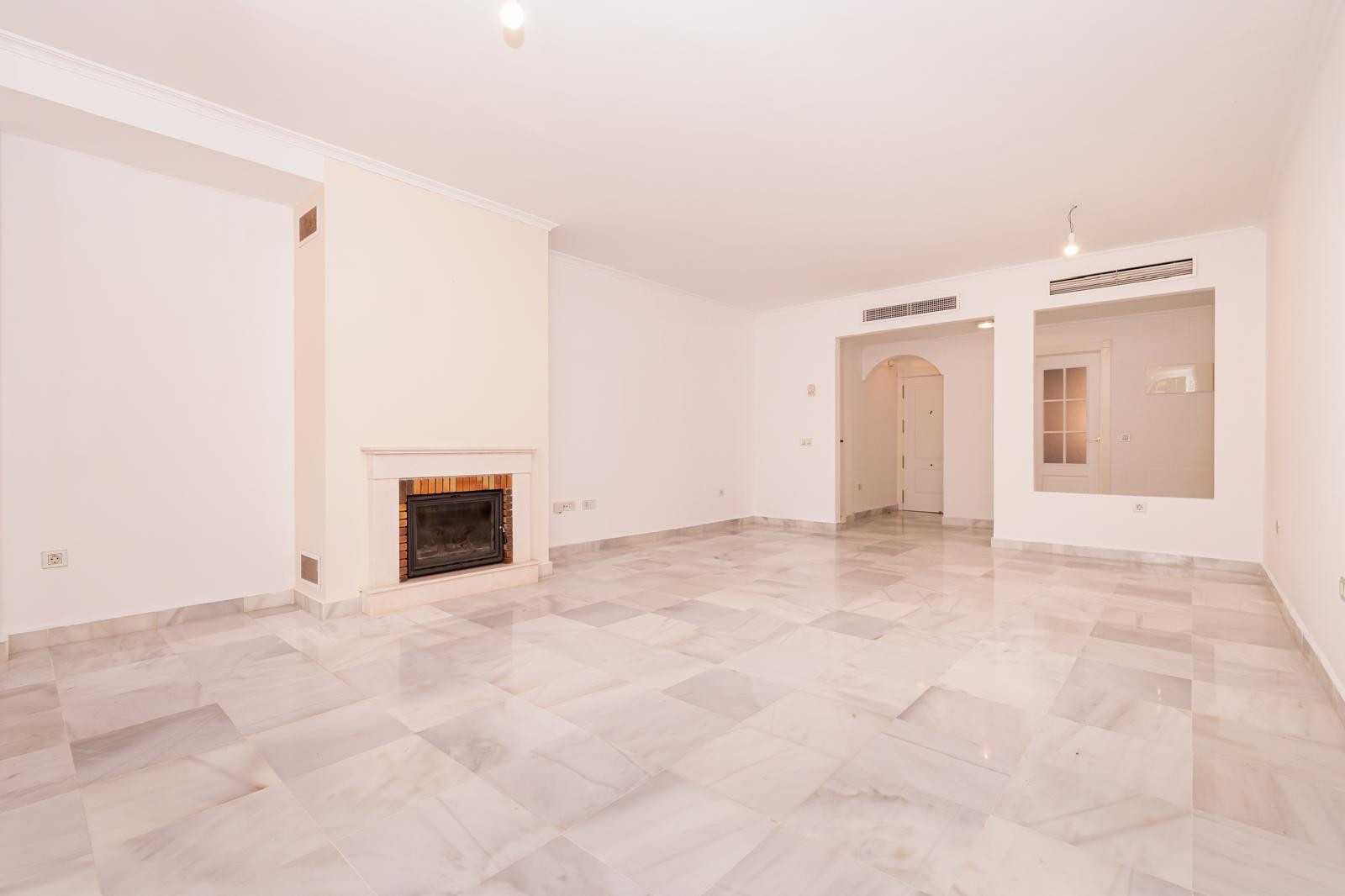 Piso de 4 Dormitorios en venta en Estepona