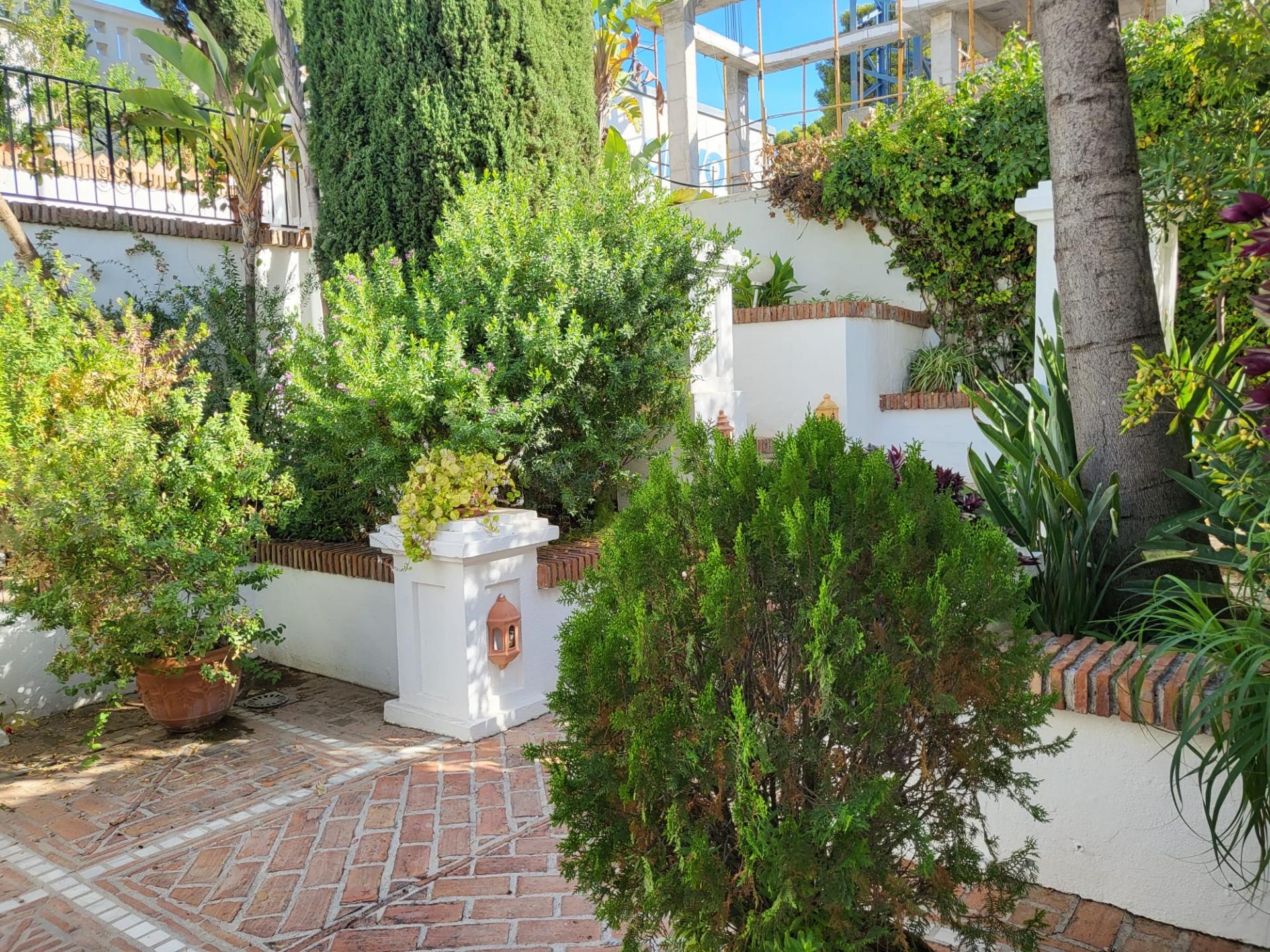 6 спални, 4 бани - Вила за продажба в Nueva Andalucia, Marbella