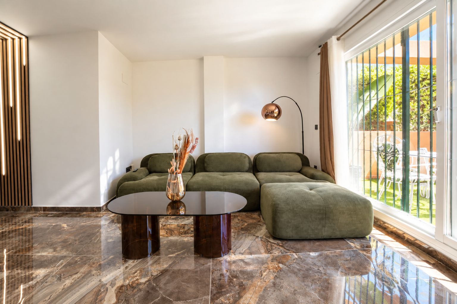 Piso de 3 Dormitorios y 2 Baños en alquiler en Elviria, Marbella