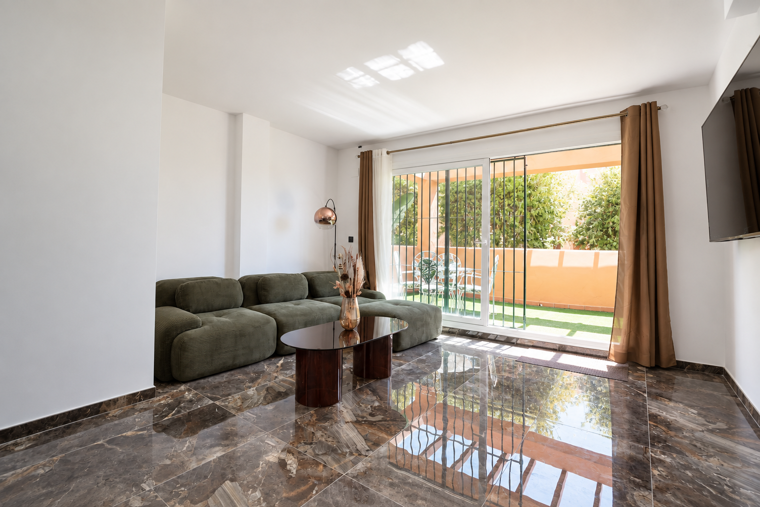Piso de 3 Dormitorios y 2 Baños en alquiler en Elviria, Marbella