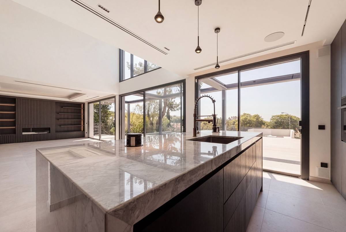 Casa de 4 Dormitorios y 4 Baños en venta en Elviria, Marbella