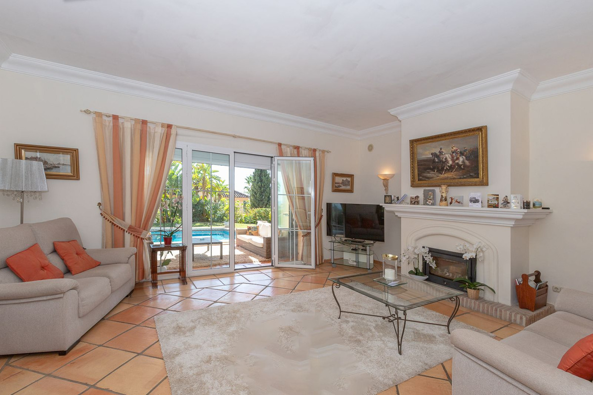 Casa de 5 Dormitorios y 4 Baños en venta en Elviria, Marbella