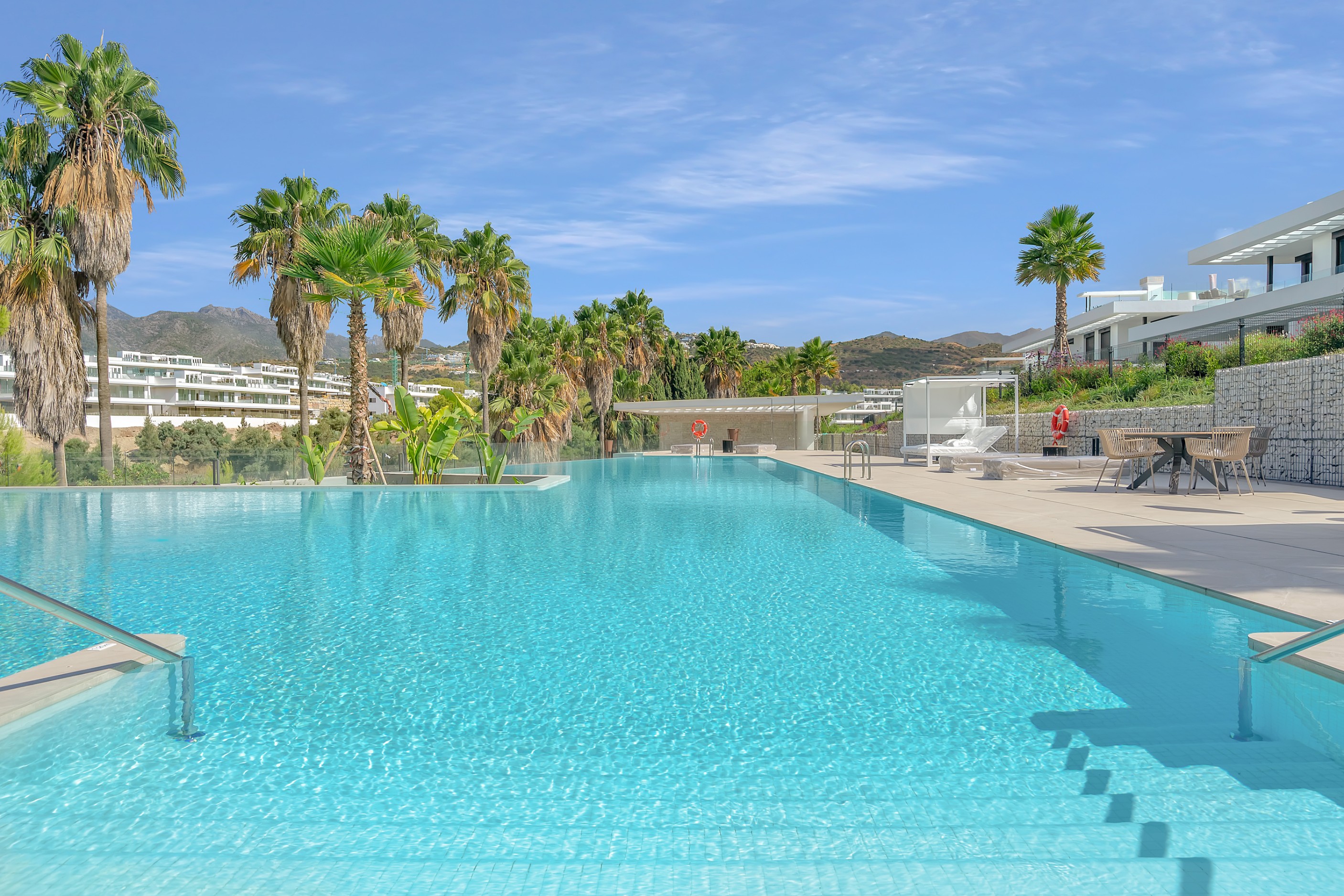 Casa de 5 Dormitorios y 5 Baños en venta en Los Monteros, Marbella