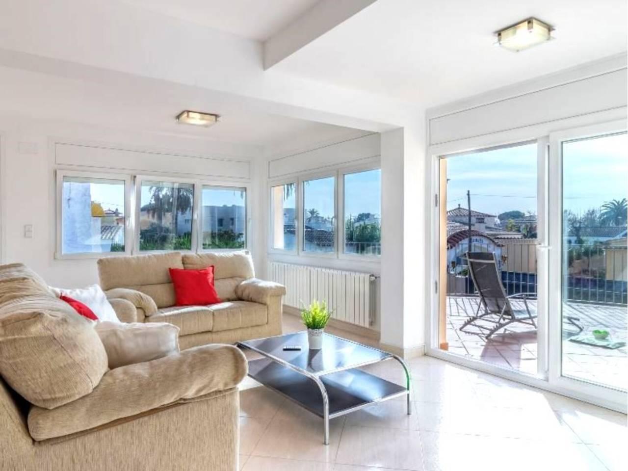 Casa Adosada de 5 Dormitorios y 3 Baños en venta en Empuriabrava