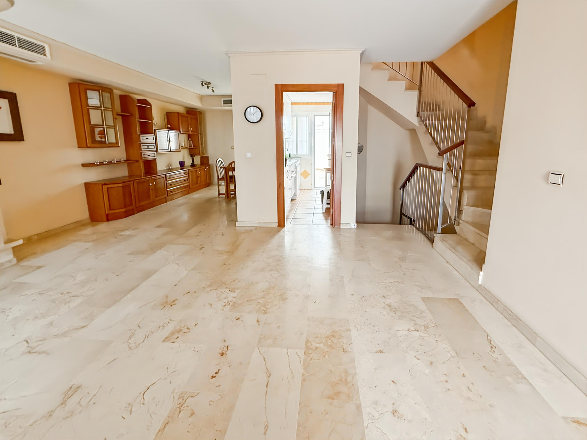Casa Adosada de 3 Dormitorios en venta en Costabella, Marbella