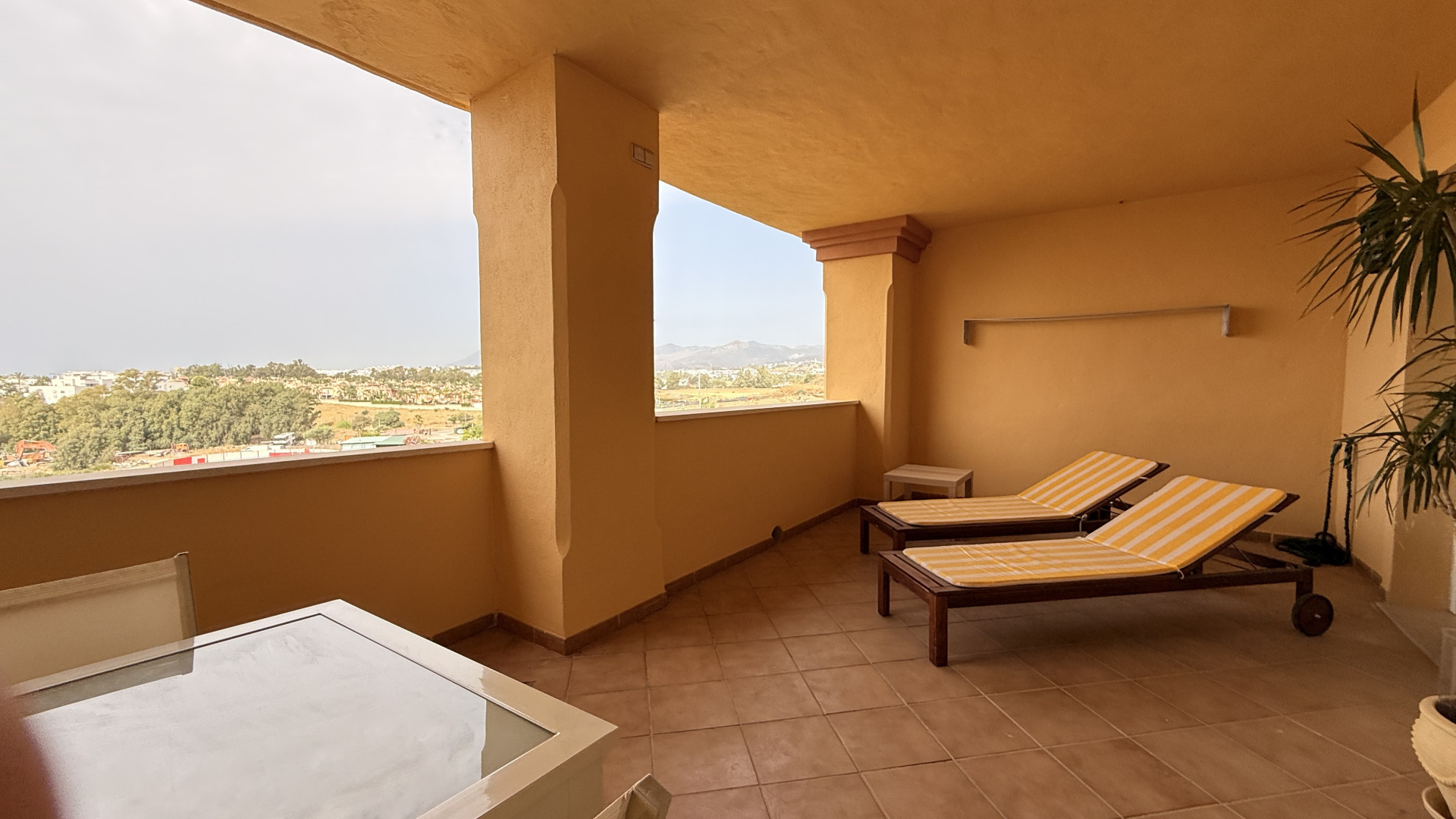 Piso de 2 Dormitorios y 2 Baños en alquiler en Nueva Andalucía, Marbella
