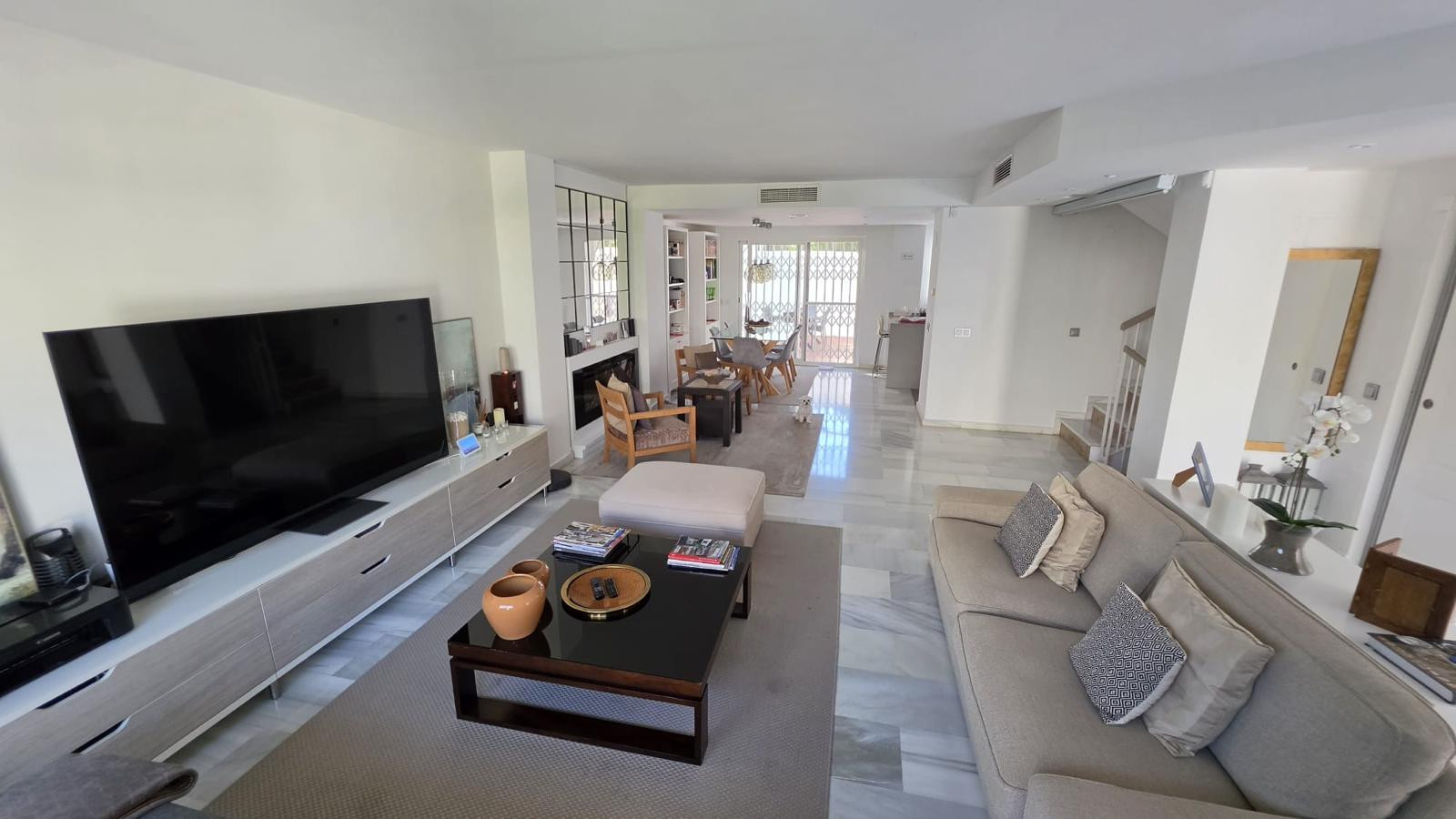 Casa Adosada de 4 Dormitorios y 3 Baños en venta en Nueva Andalucía, Marbella