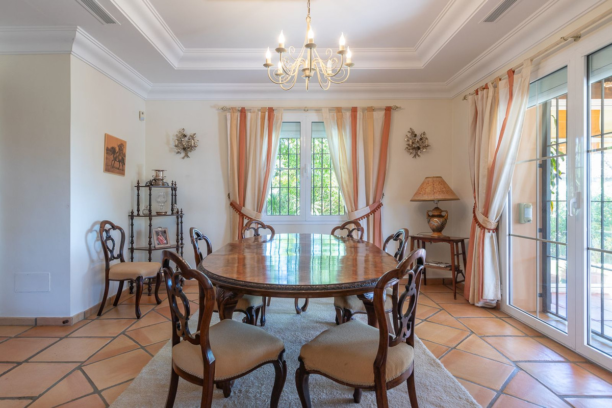 Casa de 5 Dormitorios y 4 Baños en venta en Elviria, Marbella