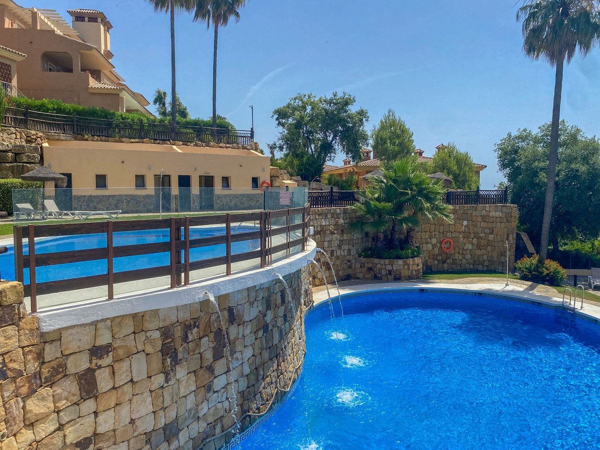 Piso de 2 Dormitorios y 2 Baños en venta en Elviria, Marbella