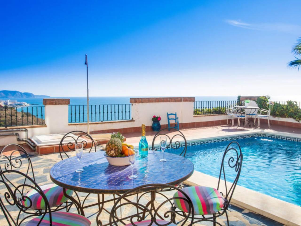 Casa Adosada de 4 Dormitorios en venta en Torrox Costa