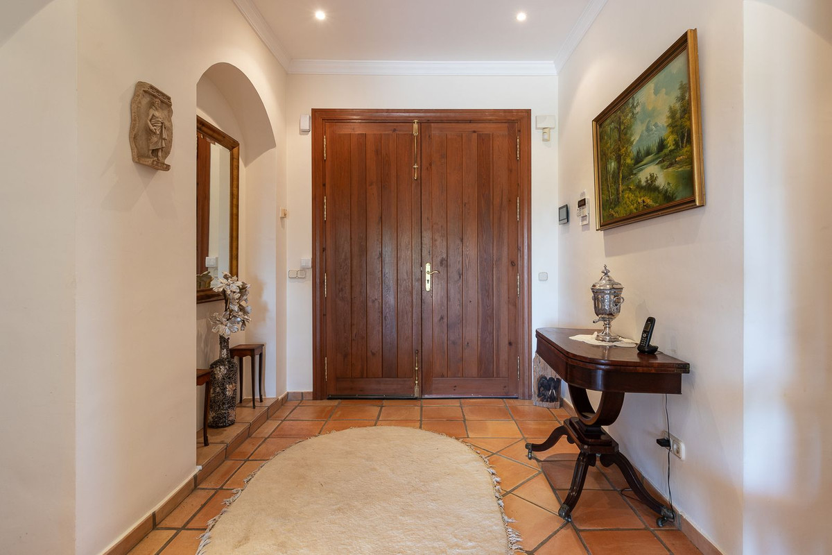 Casa de 5 Dormitorios y 4 Baños en venta en Elviria, Marbella