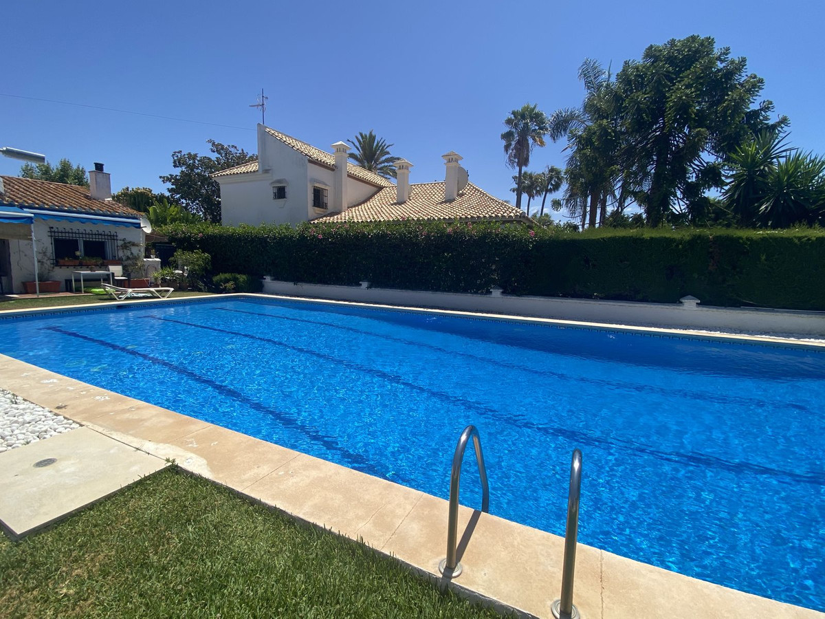 Casa Adosada de 2 Dormitorios en venta en Cortijo Blanco, San Pedro de Alcántara