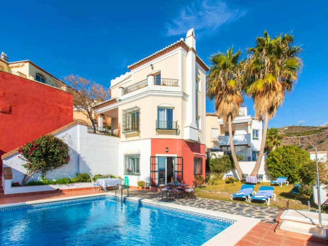Casa Adosada de 4 Dormitorios en venta en Torrox Costa