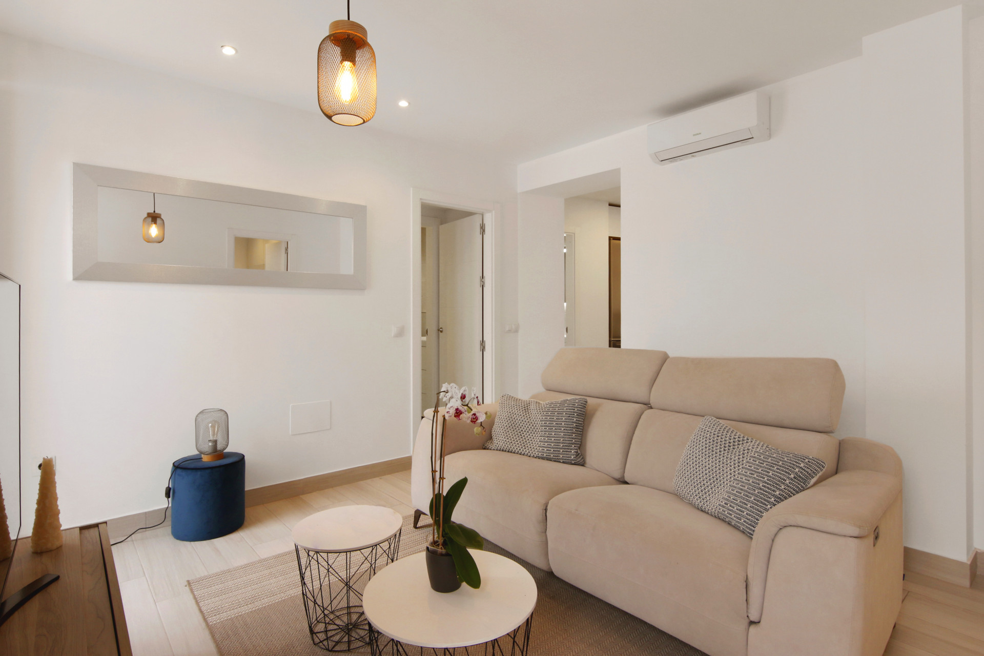 Casa Adosada de 5 Dormitorios en venta en La Alqueria, Estepona
