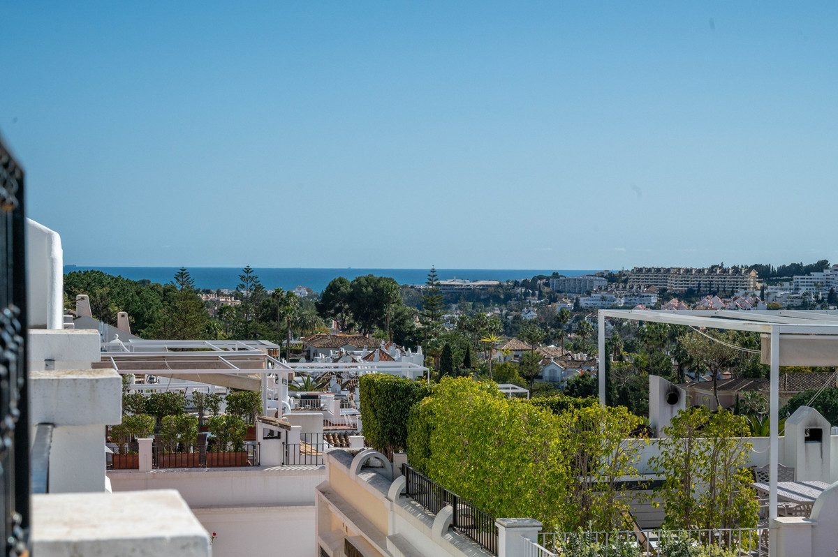 Casa Adosada de 3 Dormitorios y 2 Baños en venta en Nueva Andalucía, Marbella