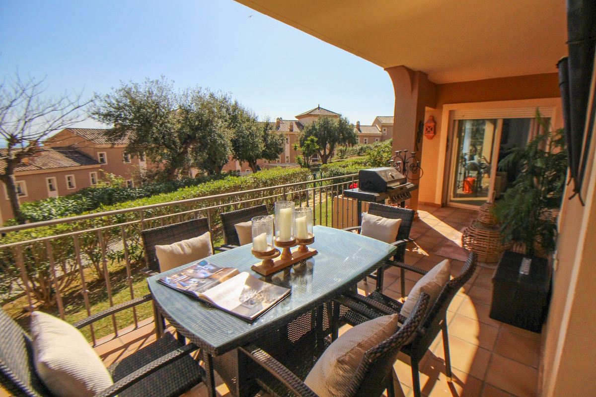 Piso de 2 Dormitorios y 2 Baños en venta en Elviria, Marbella