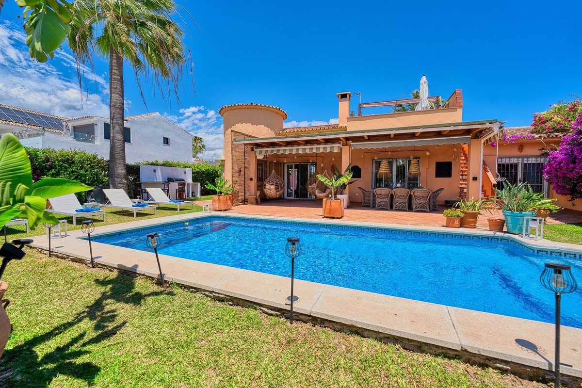 3 Bed, 2 Bath - Villa for Sale in El Rosario, Marbella