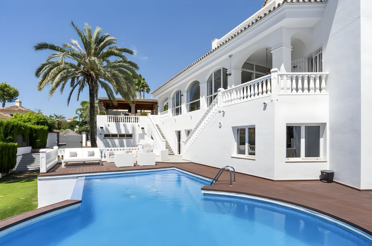 Casa de 5 Dormitorios en venta en Elviria, Marbella