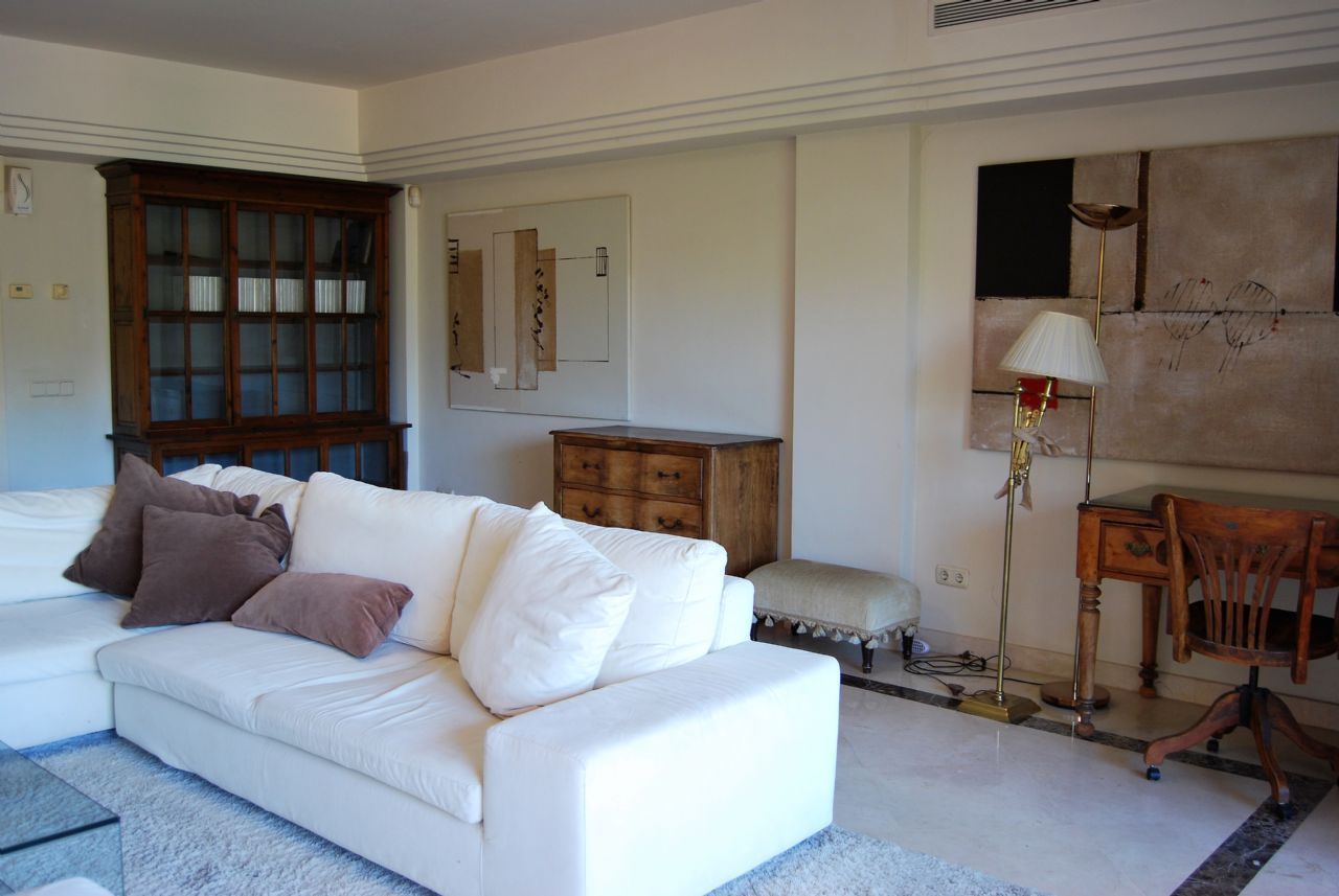 Casa Adosada de 4 Dormitorios en venta en Milla de Oro, Marbella