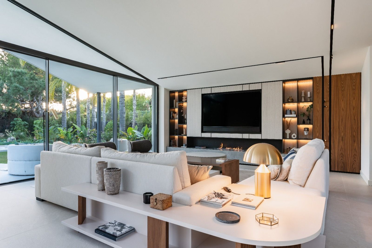 Casa de 5 Dormitorios y 5 Baños en venta en Las Chapas, Marbella