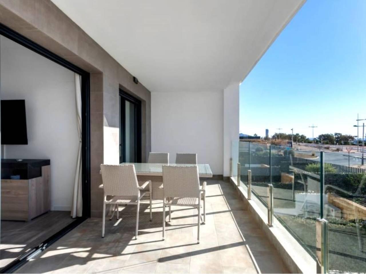 Casa Adosada de 4 Dormitorios en venta en Benidorm Centro Urbano