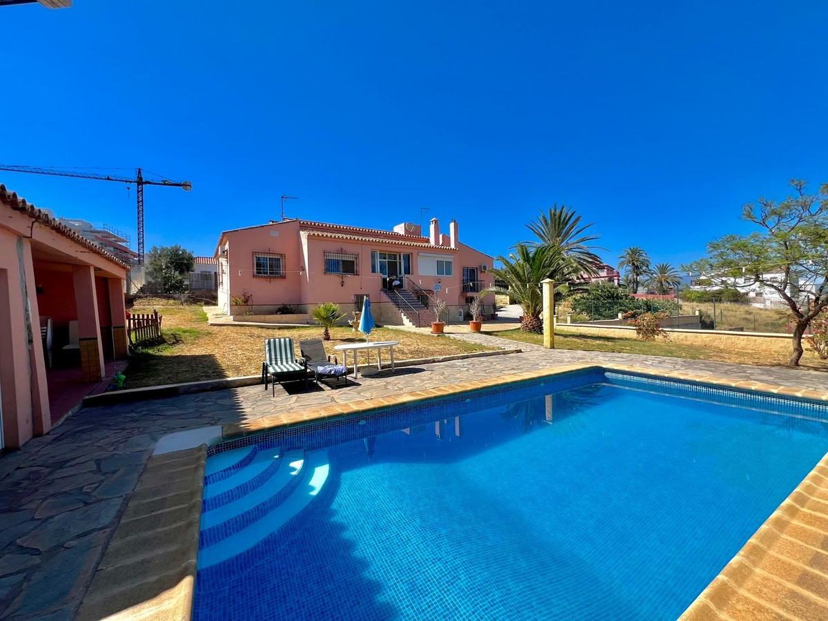 Casa de 6 Dormitorios en venta en Estepona